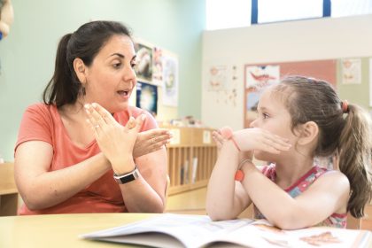 Anche per gli alunni con sordità aumentano risorse e ore per l'inclusione degli studenti con disabilità sensoriale decisi da Regione Lombardia