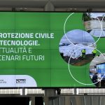 A Palazzo Lombardia il convegno ‘Protezione civile e tecnologie’ per confrontarsi sulle applicazioni dell’intelligenza artificiale nel campo delle emergenze: in foto il ledwall della giornata