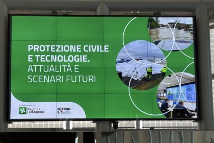 A Palazzo Lombardia il convegno ‘Protezione civile e tecnologie’ per confrontarsi sulle applicazioni dell’intelligenza artificiale nel campo delle emergenze: in foto il ledwall della giornata