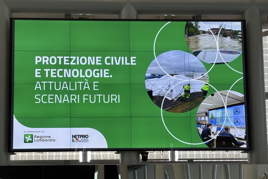 A Palazzo Lombardia il convegno ‘Protezione civile e tecnologie’ per confrontarsi sulle applicazioni dell’intelligenza artificiale nel campo delle emergenze: in foto il ledwall della giornata