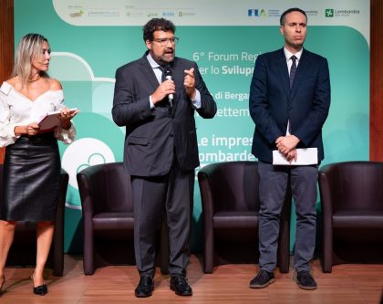 L’assessore all’Ambiente e Clima di Regione Lombardia, Giorgio Maione, interviene all’edizione 2025 del Forum regionale per lo sviluppo sostenibile organizzato alla Fiera di Bergamo: in foto sul durante il suo intervento con Giacomo Cosentino, vicepresidente del Consiglio Regionale
