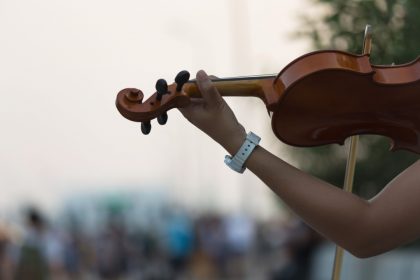 In foto una donna che suona in violino all’aria aperta: ‘Musica nell’aria’ protagonista a Gallarate con uno spettacolo di lirica
