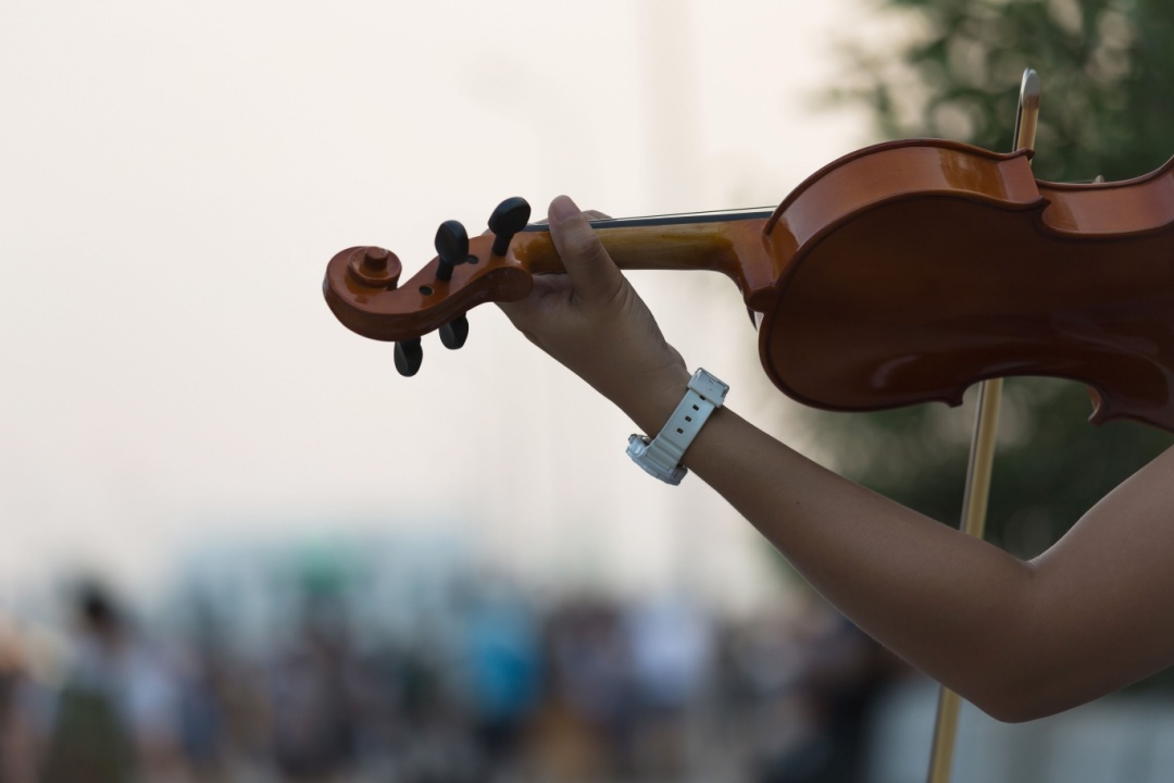In foto una donna che suona in violino all’aria aperta: ‘Musica nell’aria’ protagonista a Gallarate con uno spettacolo di lirica