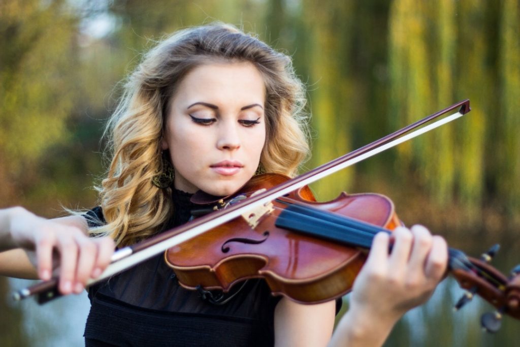 In foto una compositrice: Regione Lombardia al lavoro per la creazione di una Music Commission