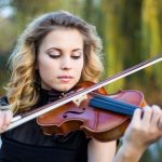 In foto una compositrice: Regione Lombardia al lavoro per la creazione di una Music Commission