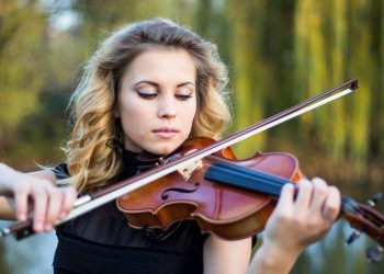 In foto una compositrice: Regione Lombardia al lavoro per la creazione di una Music Commission