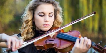 In foto una compositrice: Regione Lombardia al lavoro per la creazione di una Music Commission