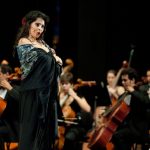 In foto una cantante di lirica durante un’esibizione a teatro: il genere torna protagonista con la stagione 2025 2026 di OperaLombardia, presentata in Regione