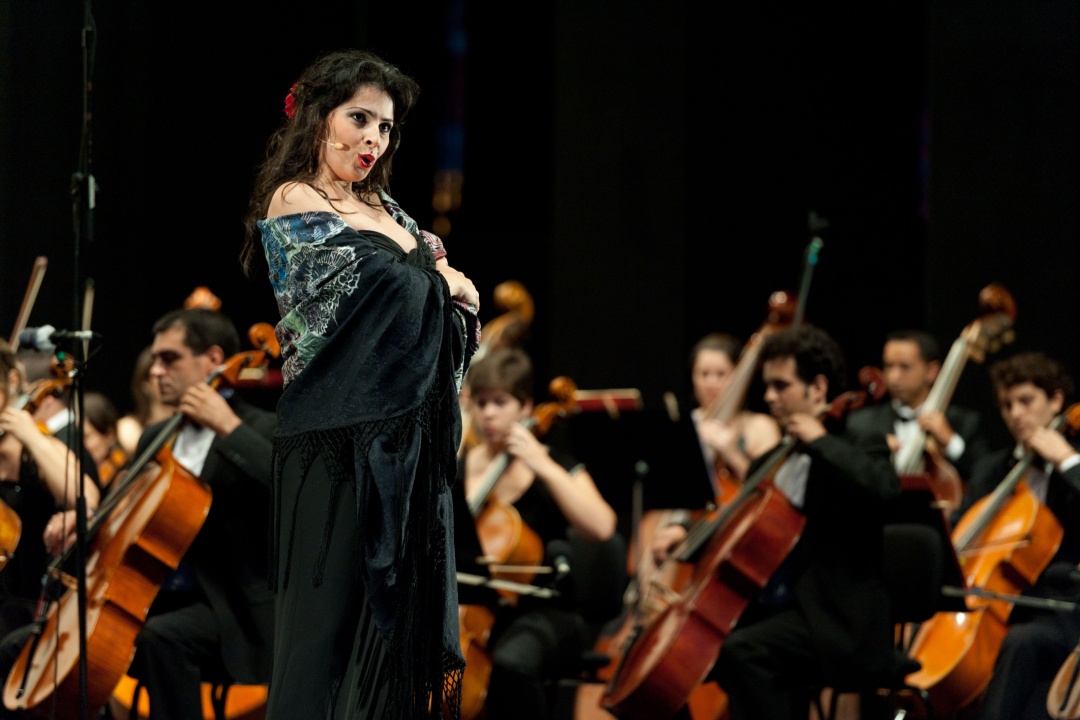 In foto una cantante di lirica durante un’esibizione a teatro: il genere torna protagonista con la stagione 2025 2026 di OperaLombardia, presentata in Regione