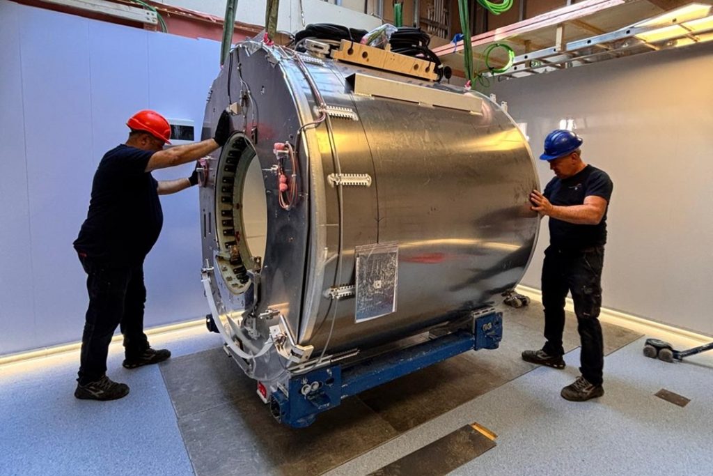 La nuova risonanza magnetica dell’ospedale Buzzi di Milano insieme agli operai durante l’installazione