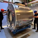 La nuova risonanza magnetica dell’ospedale Buzzi di Milano insieme agli operai durante l’installazione