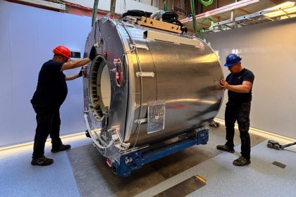 La nuova risonanza magnetica dell’ospedale Buzzi di Milano insieme agli operai durante l’installazione