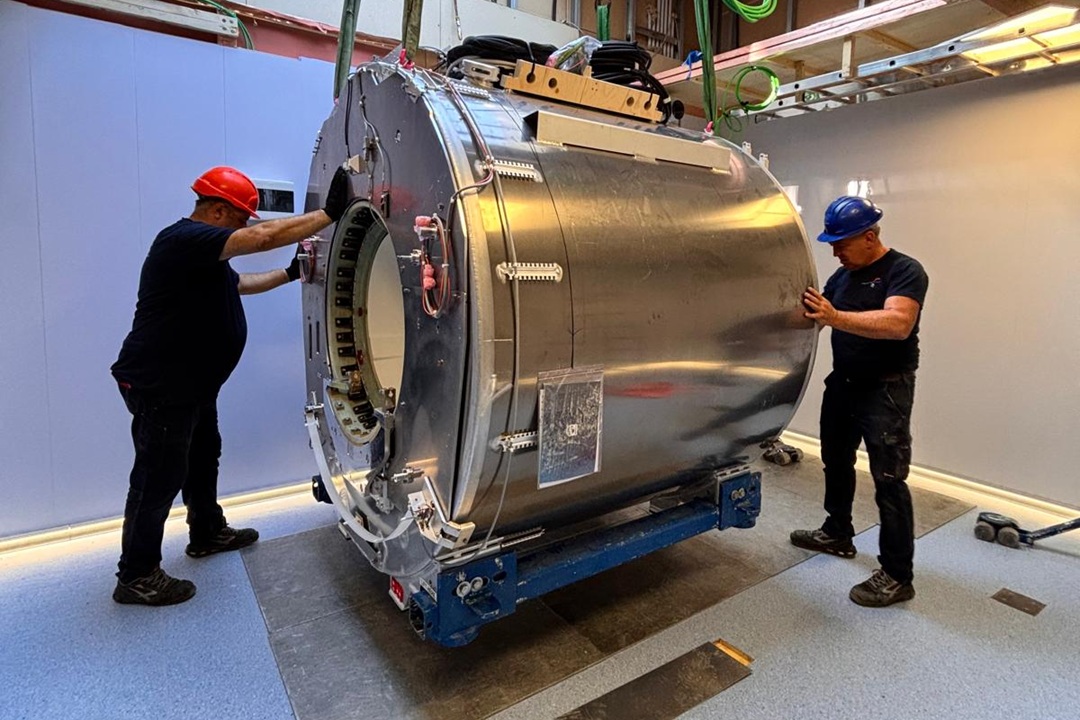La nuova risonanza magnetica dell’ospedale Buzzi di Milano insieme agli operai durante l’installazione