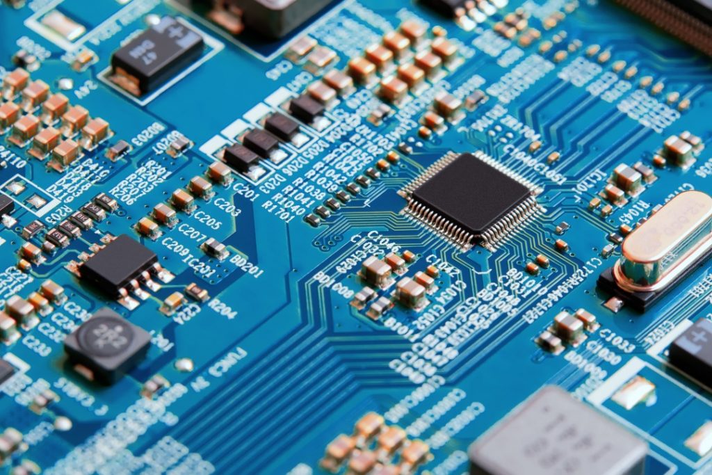 L'assessore regionale Guido Guidesi ha incontrato i ministri Adolfo Urso e Giancarlo Giorgetti per valutare la situazione STMicroelectronics e compire un passo in avanti per il futuro dell'azienda