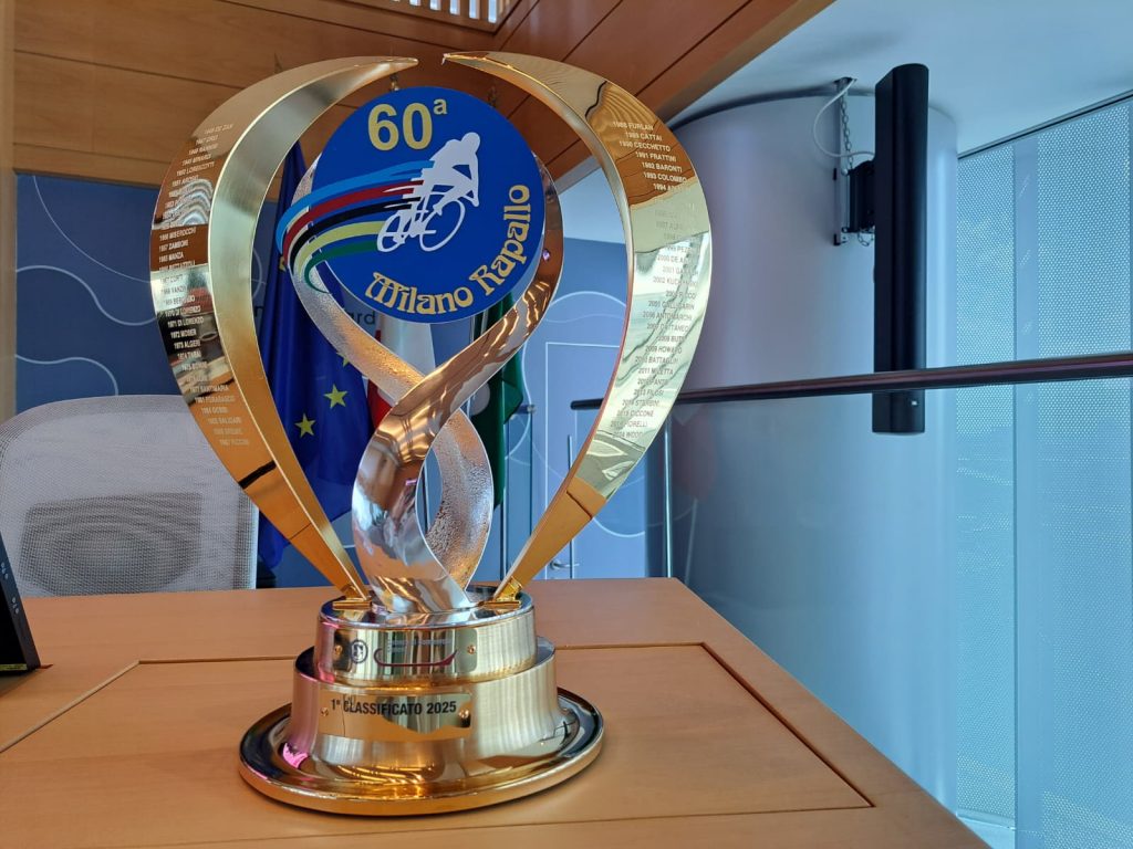 In foto il trofeo che riceverà il vincitore dell'edizione 2025 della gara ciclistica Milano Rapallo presentata a Palazzo Lombardia