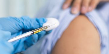 In foto un esempio di vaccinazione antinfluenzale: sono aperte per tutti in Regione Lombardia dal 13 ottobre 2025