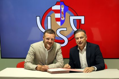 Il calciatore inglese Jamie Vardy presentato come nuovo attaccante della Cremonese al momento della firma
