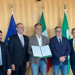 Gli assessori regionali mostrano la nuova intesa sottoscritta a Palazzo Lombardia per lo sviluppo della filiera del pioppo