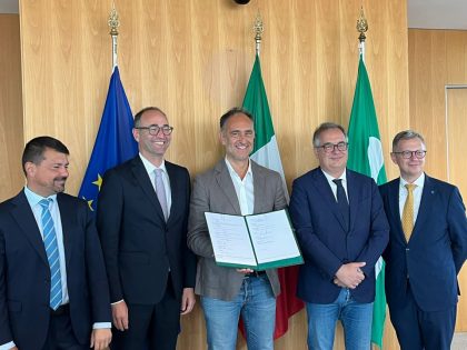 Gli assessori regionali mostrano la nuova intesa sottoscritta a Palazzo Lombardia per lo sviluppo della filiera del pioppo