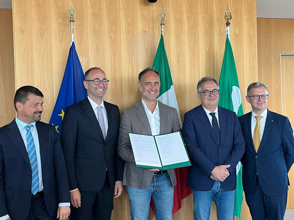 Gli assessori regionali mostrano la nuova intesa sottoscritta a Palazzo Lombardia per lo sviluppo della filiera del pioppo