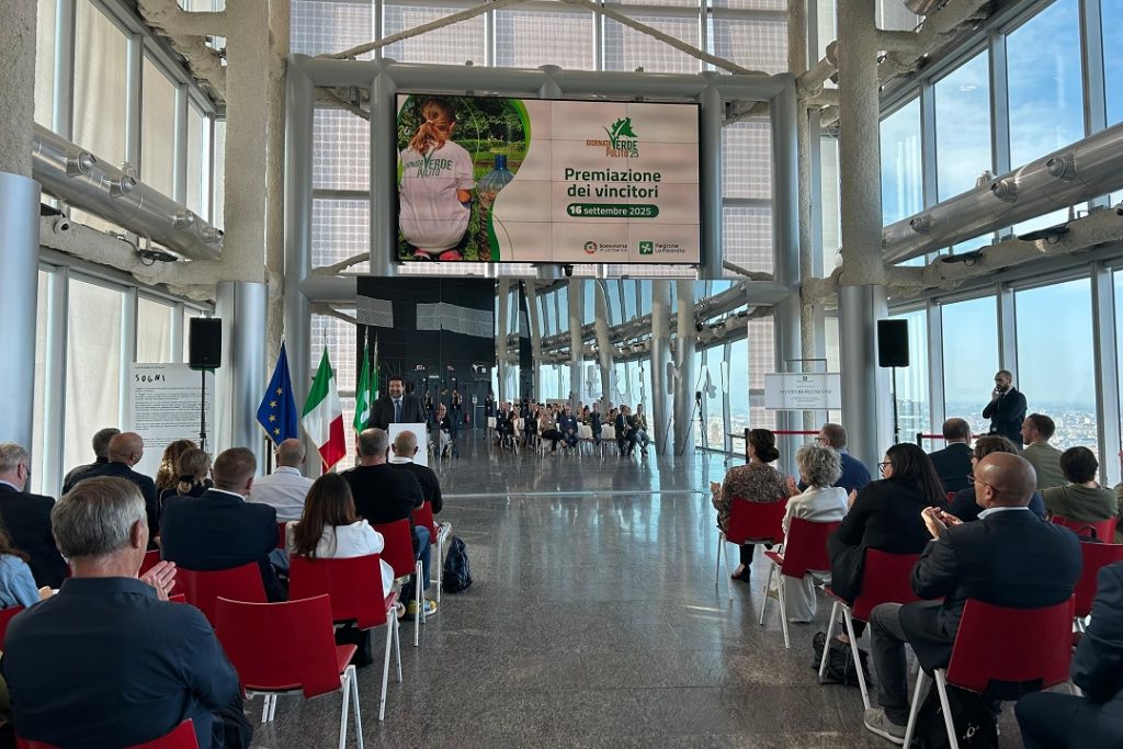 assessore Maione alle premiazioni del contest fotografico della giornata del verde pulito 2025