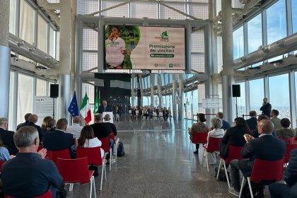 assessore Maione alle premiazioni del contest fotografico della giornata del verde pulito 2025