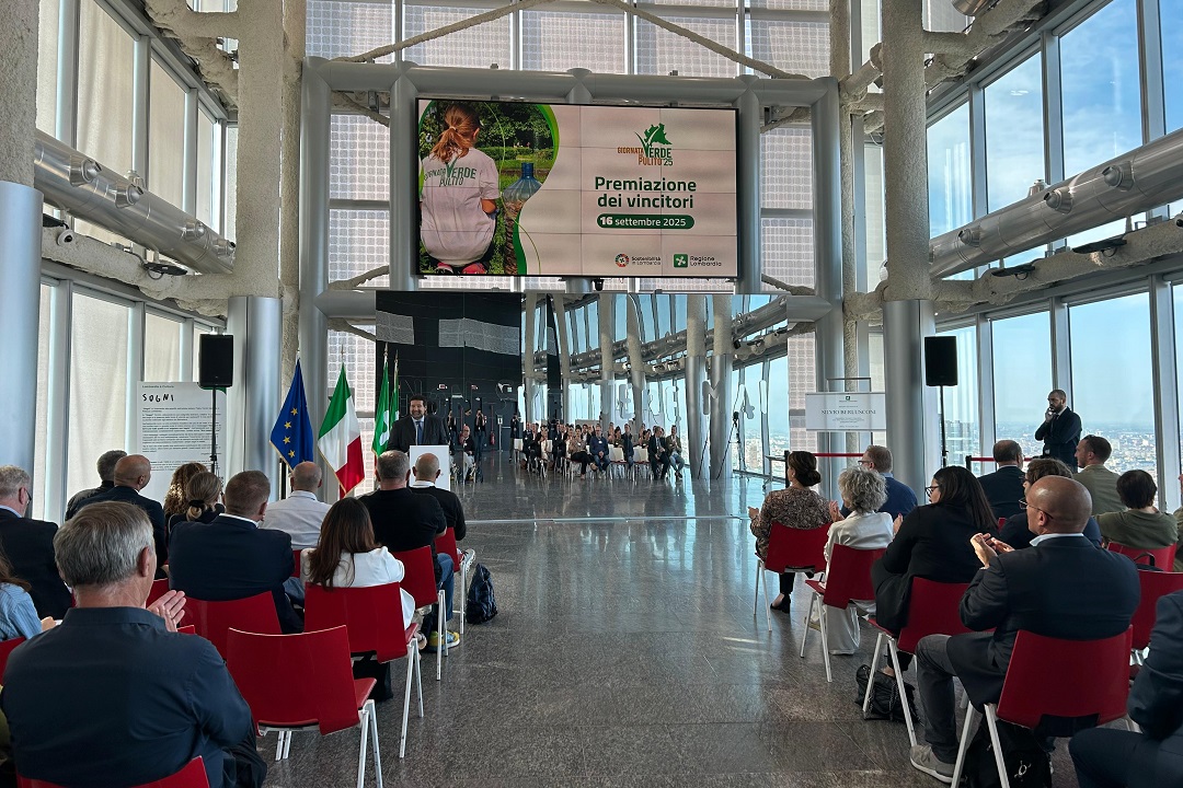 assessore Maione alle premiazioni del contest fotografico della giornata del verde pulito 2025