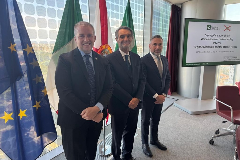 Siglato accordo Lombardia-Florida: in foto il momento della firma con il presidente della Regione Lombardia Attilio Fontana, l’assessore regionale ai Trasporti Franco Lucente e il segretario del Commercio Usa Alex Kelly