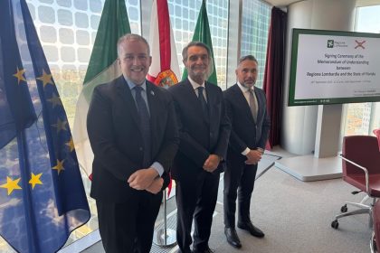 Siglato accordo Lombardia-Florida: in foto il momento della firma con il presidente della Regione Lombardia Attilio Fontana, l’assessore regionale ai Trasporti Franco Lucente e il segretario del Commercio Usa Alex Kelly