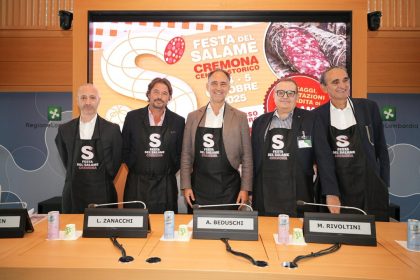 Stefano Pelliciardi, primo da destra, alla presentazione a Palazzo Lombardia della Festa del Salame di Cremona 2025