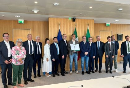 Il gruppo dei sottoscrittori, a Palazzo Lombardia, della nuova intesa per lo sviluppo della filiera del pioppo