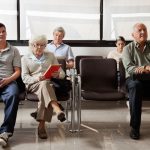 immagine generica di gente seduta in ambulatorio per dare idea di liste d'attesa in Lombardia