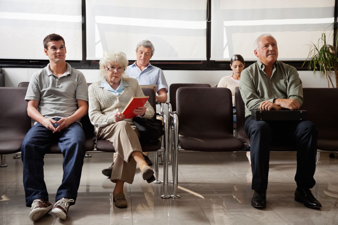 immagine generica di gente seduta in ambulatorio per dare idea di liste d'attesa in Lombardia