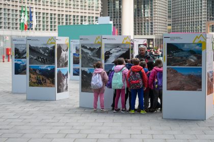 immagine di ragazzini a palazzo lombardia per dare idea dell'intervento di Fontana alla fiera dell'educazione ambientale dove ha detto che giovani devono essere protagonisti della transizione ecologica e che regione lombardia punta su concretezza