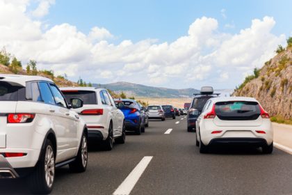 Qualità dell’aria, disattivate misure anti-inquinamento a Monza e Lodi. nell'immagine simbolica auto nel traffico stradale con cielo azzurro.