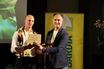L'assessore Beduschi premia uno dei vincitori degli Oscar Green 2025 di Coldiretti Lombardia a Gravedona ed Uniti (Como)