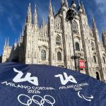 In foto un gazebo di Milano Cortina 2026 e sullo sfondo il Duomo, protagonisti dell’edizione 2025 di BookCity Milano