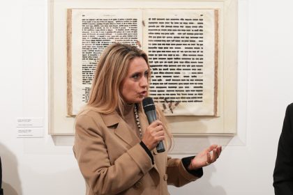 In foto l’assessore regionale alla Cultura all’inaugurazione della mostra sulla poesia visiva