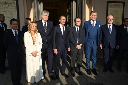 In foto l’assessore regionale alla Cultura Caruso, il Ministro Giuli, il Sindaco Sala, il presidente della Regione Lombardia Fontana e il sovrintendente Ortombina fuori dal Teatro alla Scala di Milano