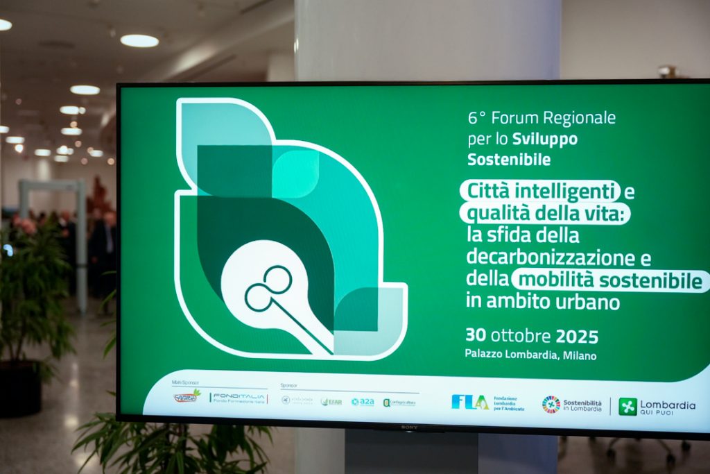 locandina forum per lo sviluppo sostenibile a milano su città intelligenti