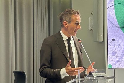L'assessore Alessandro Fermi nel corso della premiazione dei vincitori del bando ' From Bed to Bench' che ha selezionato progetti per la medicina di precisione 