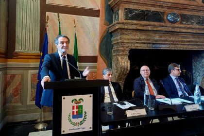 Il presidente della Regione Lombardia, Attilio Fontana, durante la tappa del tour istituzionale ‘Qui puoi’ a Villa Gallia a Como