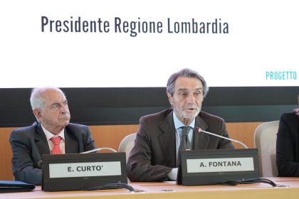 In foto il presidente della Regione Lombardia, Attilio Fontana, ed Emilio Curtò, presidente del Centro Gulliver di Varese, alla conferenza stampa di presentazione del progetto Magellano