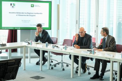 In foto il presidente della Regione Lombardia, Attilio Fontana, insieme all’assessore regionale agli Enti locali, Montagna, Risorse energetiche, Utilizzo risorsa idrica, Massimo Sertori, durante l’incontro bilaterale a Palazzo Lombardia con il Governo dei Grigioni