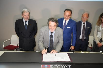 Il presidente Attilio Fontana ha siglato il rinnovo del Protocollo di Intesa tra le Regioni Lombardia, Piemonte e Liguria, il Ministero delle Infrastrutture e dei Trasporti, Rete Ferroviaria Italiana (RFI) e Ferrovienord che istituisce un tavolo permanente di monitoraggio delle infrastrutture ferroviarie strategiche del Nord Ovest