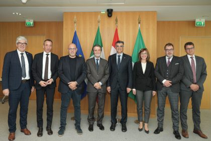 Foto di gruppo al termine del bilaterale tra Regione Lombardia e Cantone dei Grigioni a Milano