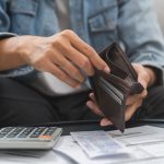 In foto un esempio di indebitamento: un uomo con il portafoglio vuoto, ora arriva il sostegno economico di Regione Lombardia per assistenza legale