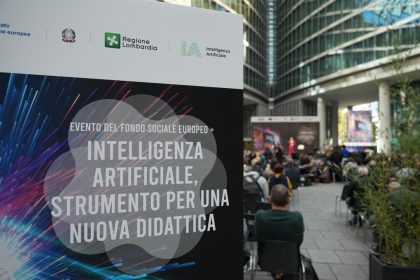 In primo piano il cartellone dell’evento ‘Intelligenza artificiale, strumento per una nuova didattica’ organizzato in piazza Città di Lombardia, a Milano
