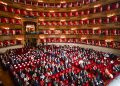 La Lombardia è la regione leader in Italia per l'economia culturale: lo attestano due rapporti recentemente pubblicati. Nella foto simbolica una sala di teatro piena di spettatori seduti sulle poltroncine.