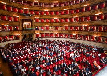 La Lombardia è la regione leader in Italia per l'economia culturale: lo attestano due rapporti recentemente pubblicati. Nella foto simbolica una sala di teatro piena di spettatori seduti sulle poltroncine.